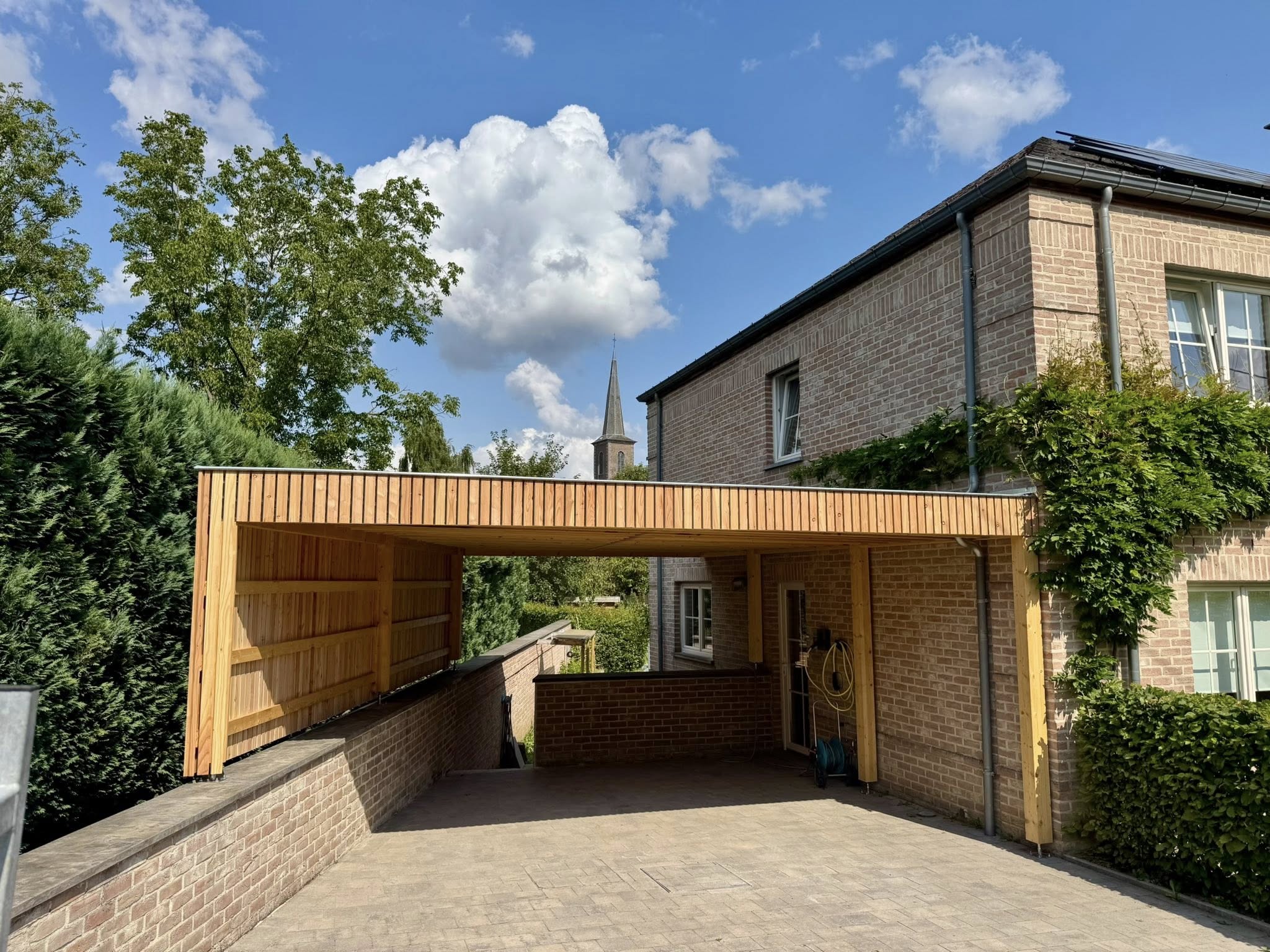 Carport Vedrin avec bardage en mélèze