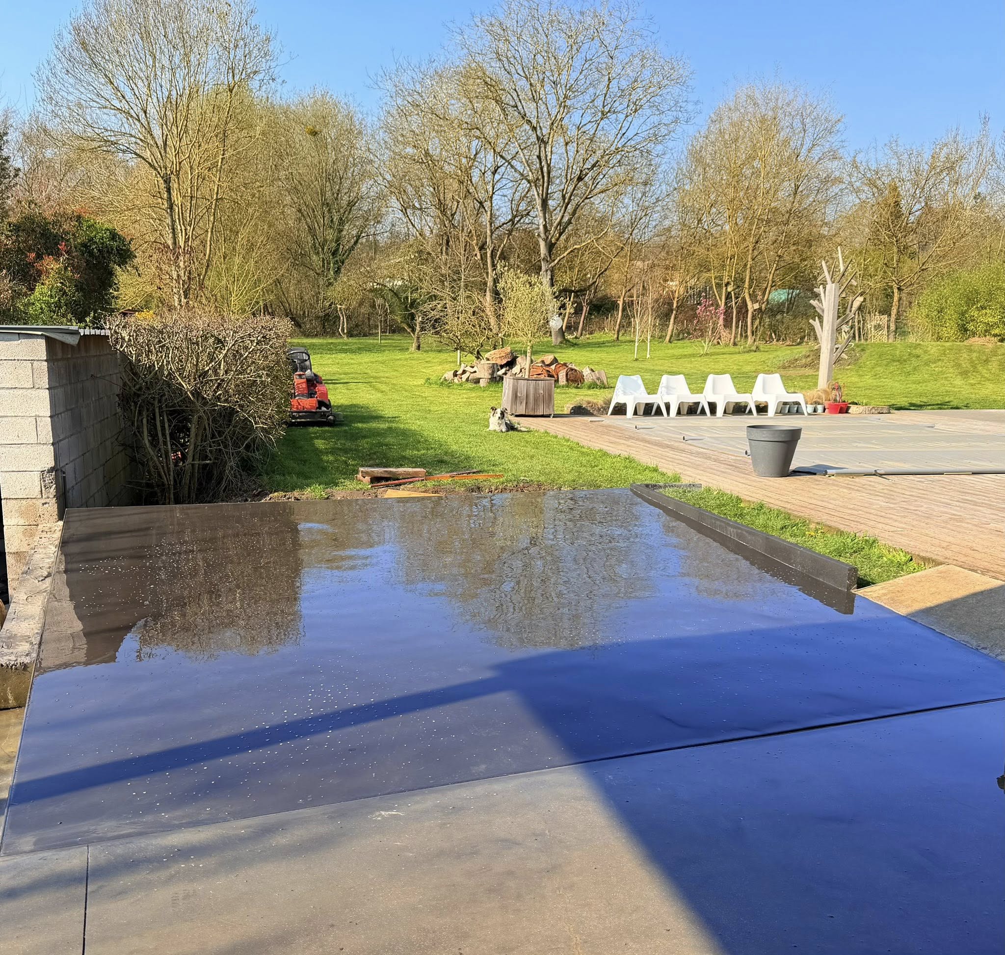 Spécialiste du béton lissé et des radiers en province de Namur. Terrasses, parkings, allées et fondations en béton armé durable, finition soignée et intervention rapide dans toute la région namuroise. Devis gratuit.
